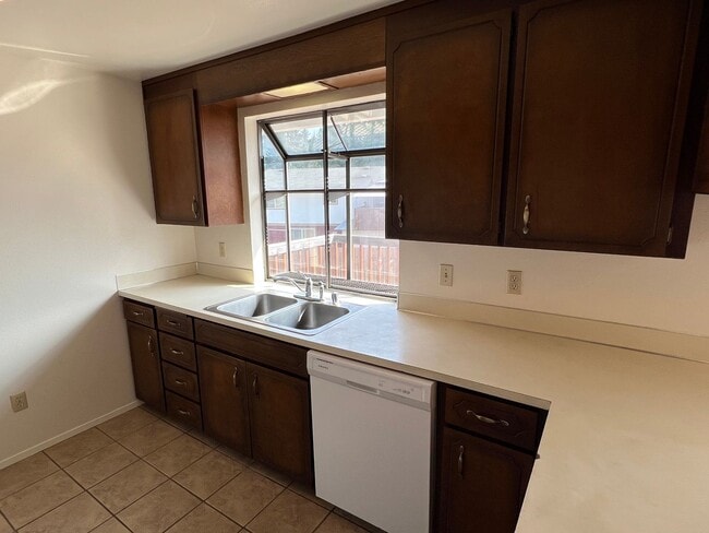 Building Photo - Super Clean Split Level Home with Huge Yard!