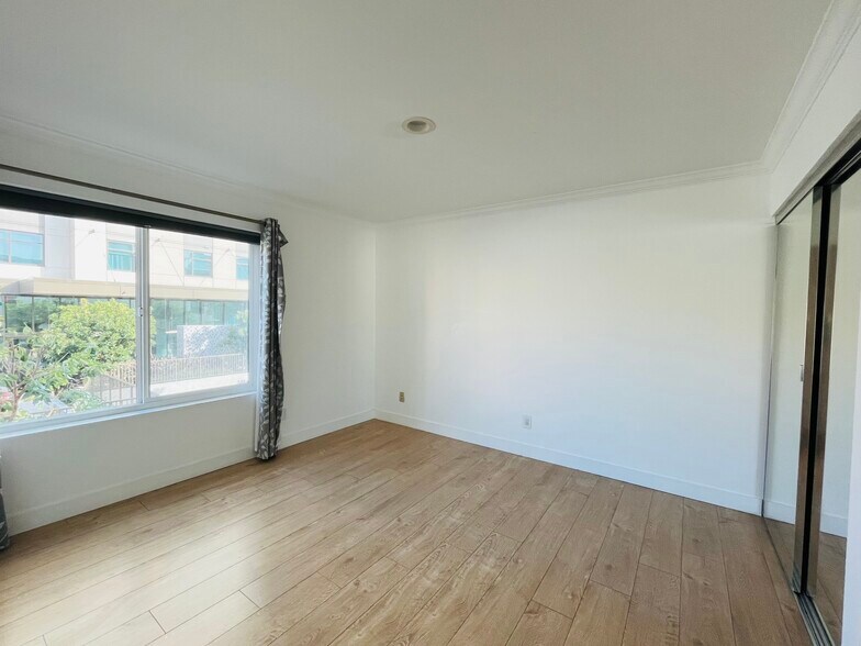 Building Photo - 3525 Lebon Dr