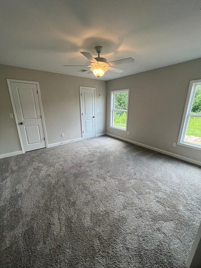 Building Photo - FIRST MONTH'S RENT FREE!