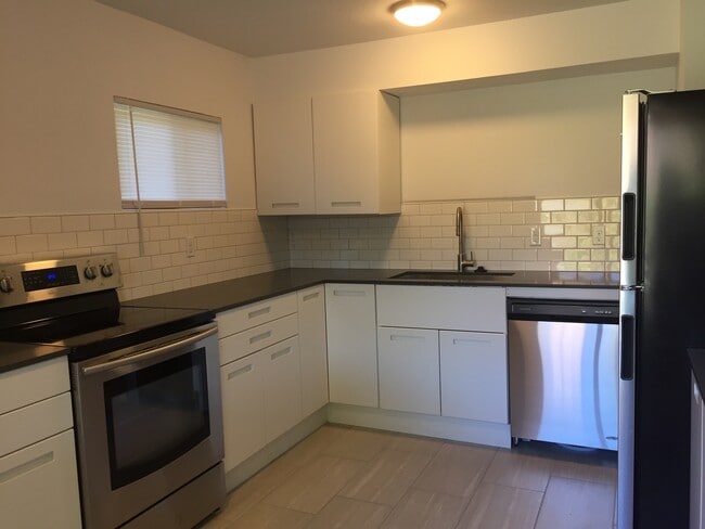 Building Photo - Great 2 BR/1 BA duplex unit available!