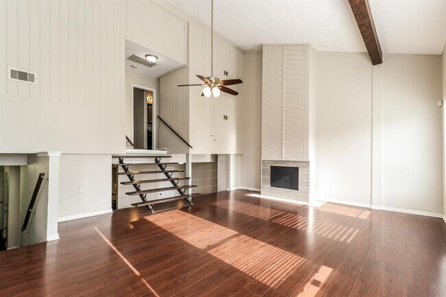 Building Photo - 2 Lakeway St