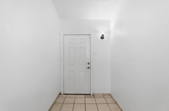 Building Photo - Pending/ Rented - Beautifully Remodeled Home in a Central Tucson Location!