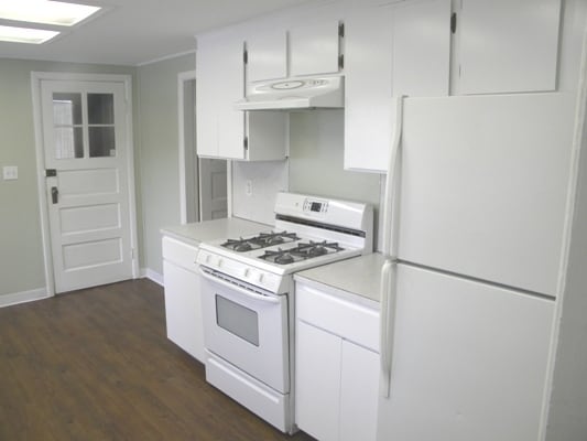 Building Photo - Adorable home with nice amenities!  yard, carport, Walk to shops & Bus!