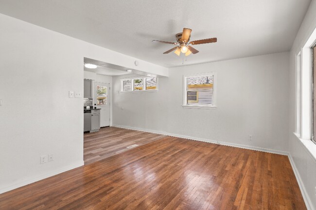 Building Photo - 926 W 16th St