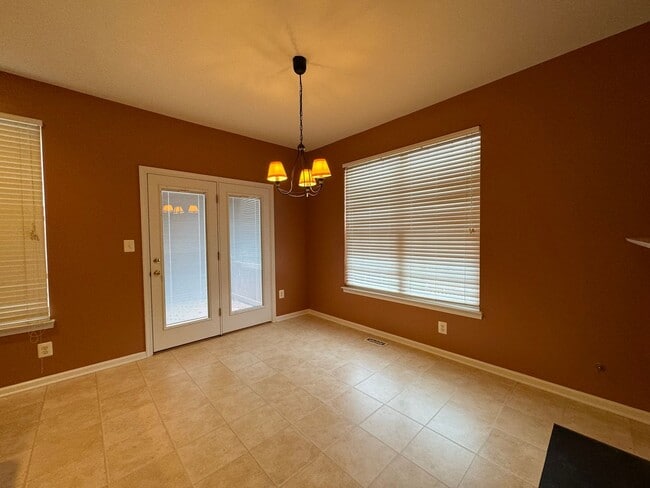 Building Photo - Spacious 3 Bed 3 Bath End-Unit Townhome Wi...