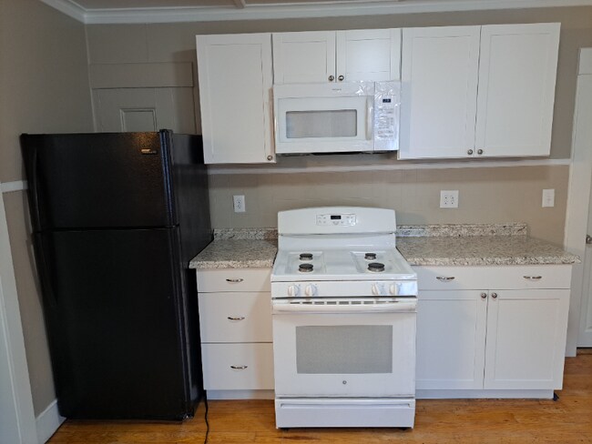 Building Photo - 35 Pine St