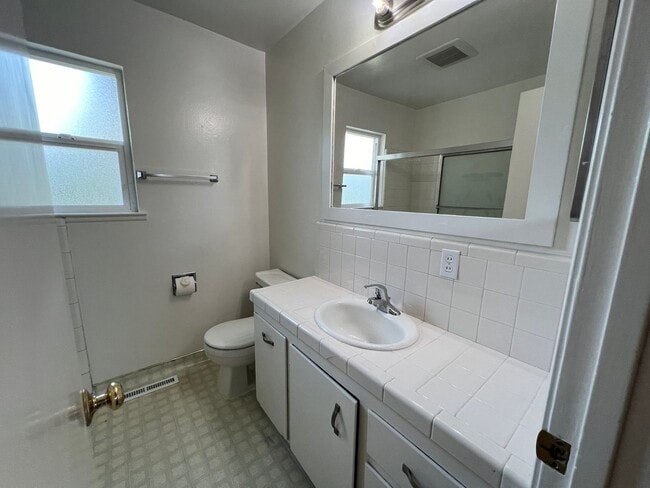 Building Photo - Single story close to shopping and freeway access!