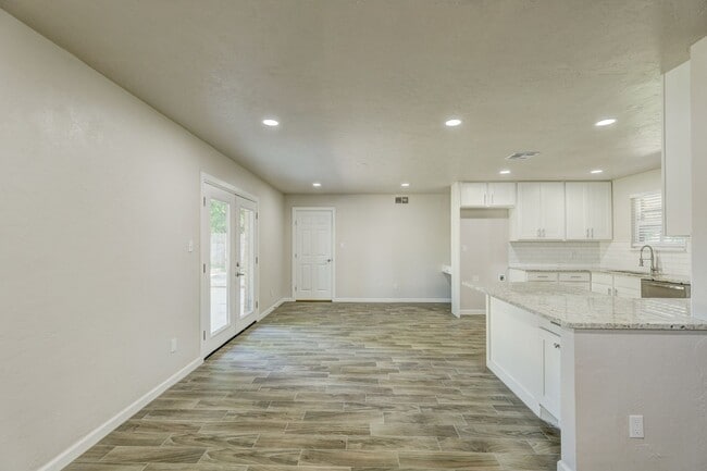 Building Photo - Spacious Elegance: Open Floor Plan, Dual V...