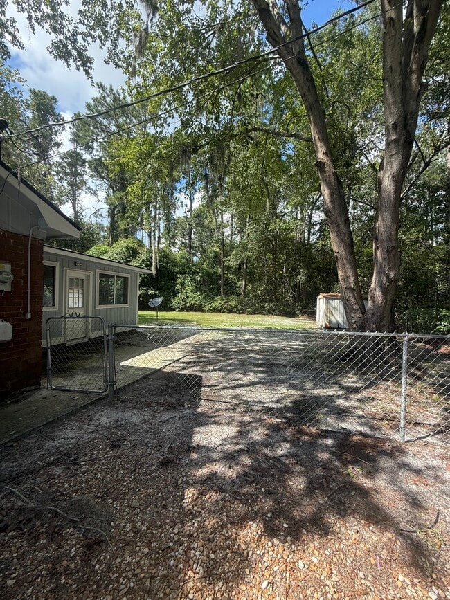 Building Photo - 814 Kelly Dr