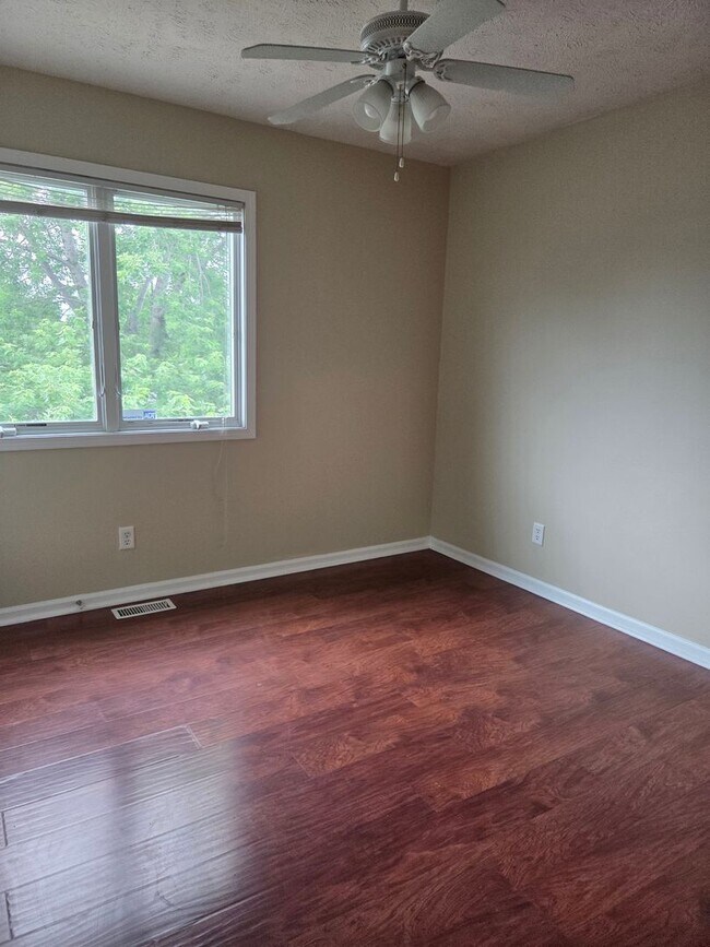 Building Photo - Beautiful 3-bedroom house available now