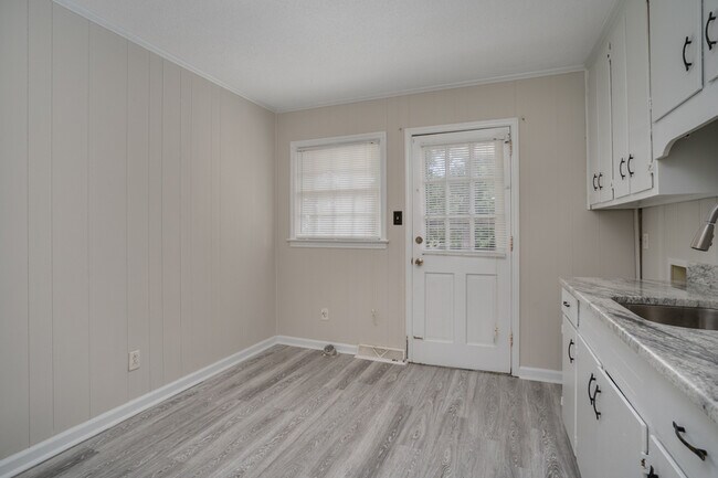 Building Photo - 307 Fairview Ave SW