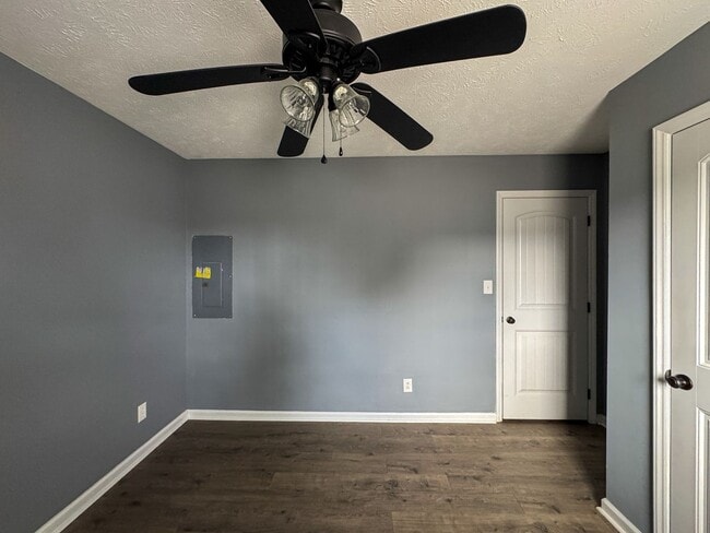 Building Photo - Charming 3 Bed 2 Bath Raeford Home with Fenced Backyard