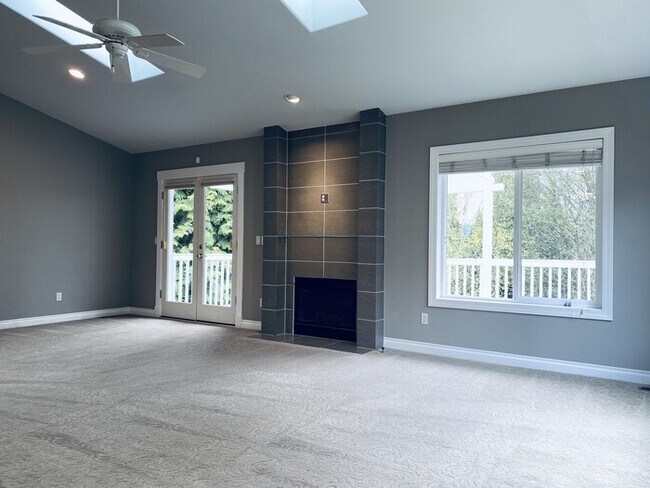 Building Photo - 5 Bedroom Craftsman - Home Great Schools -...