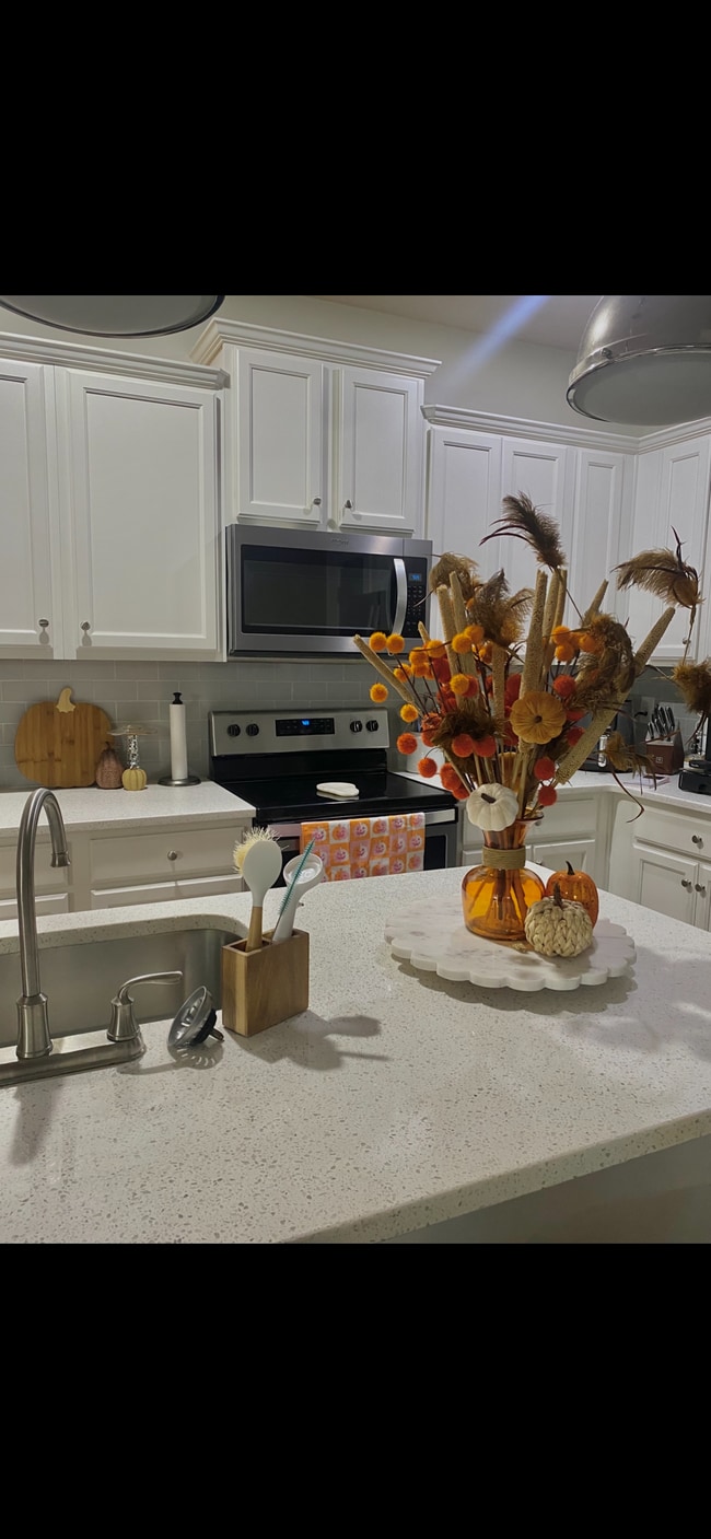 Building Photo - 325 Lorien Way