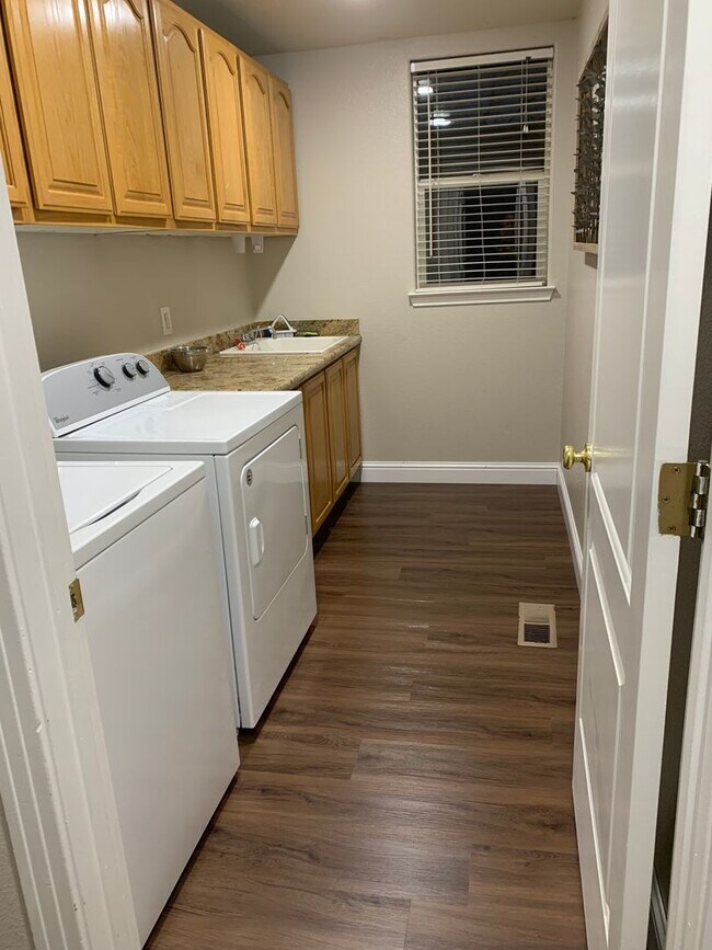 Building Photo - 7117 Heatherwood Dr