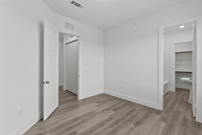 Building Photo - 1664 Hillside Terrace