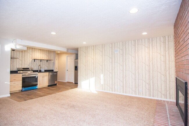 Building Photo - Ridgewood Condo 1 Bed Apartment W/ Pool & Clubhouse!