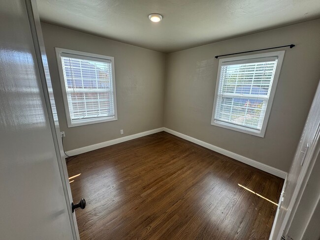 Building Photo - 2 bedroom | 1 bathroom | Tahoe Park single...