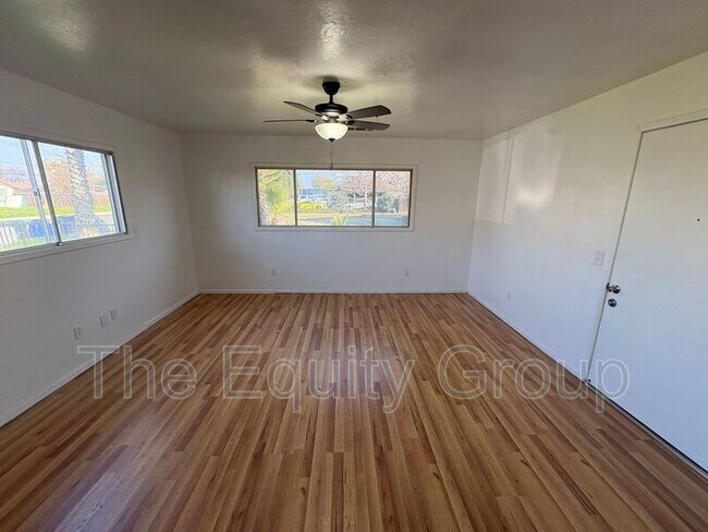 Building Photo - 856 W Chestnut St