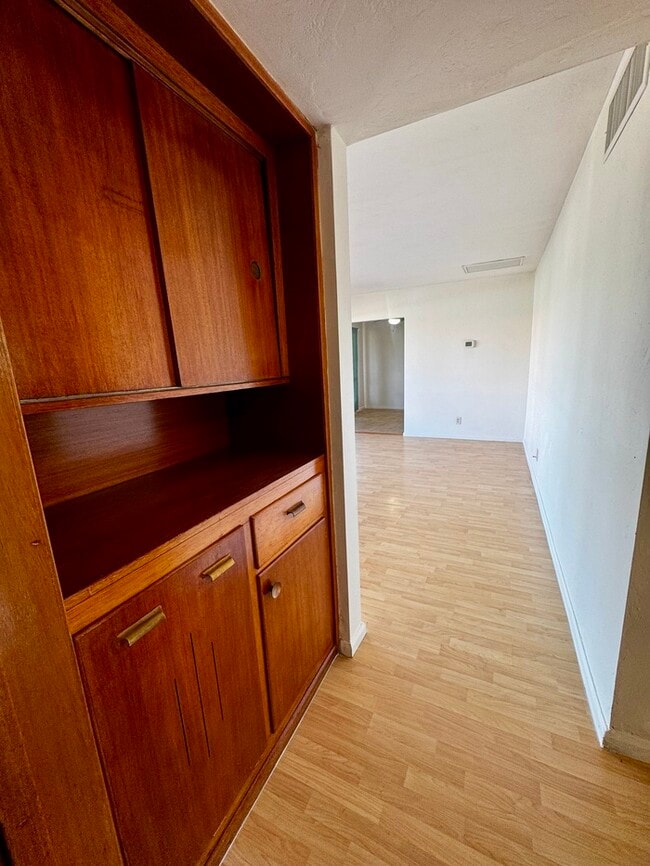 Building Photo - FOR RENT
