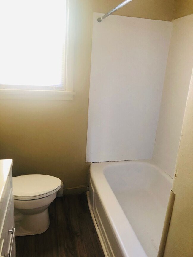 Building Photo - Adorable 3 bdrm/1bath House with Huge Back...