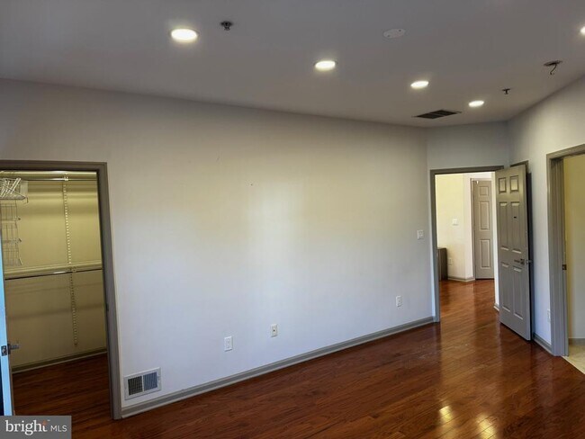 Building Photo - 20240 Macglashan Terrace