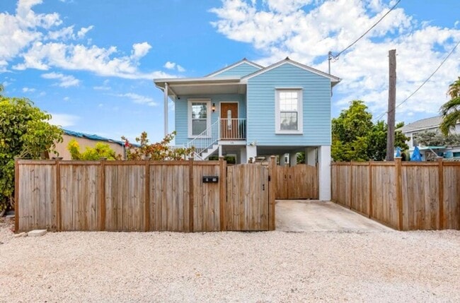 Building Photo - NEW PRICE!! Move in Ready Single Family Home - 4 bedroom - 1.5 Bathroom on Stock Island