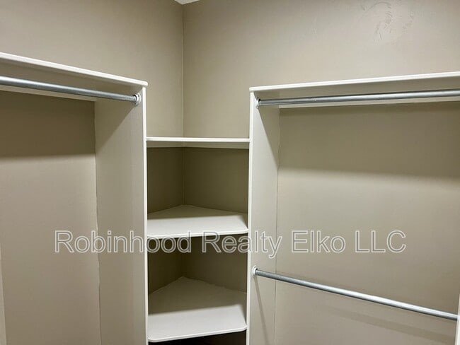 Building Photo - 753 Oak St