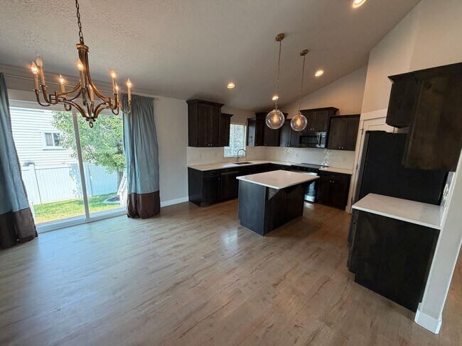 Building Photo - Spacious 6-Bedroom Home for Rent in Lehi