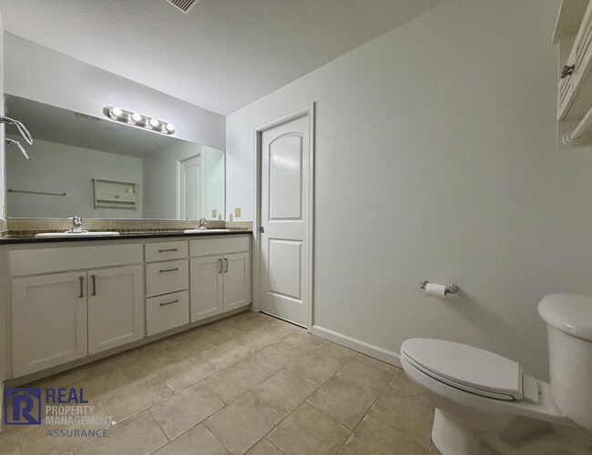 Building Photo - Spacious 1 Bed / 1.5 Bath Condo in Desirable Sherwood