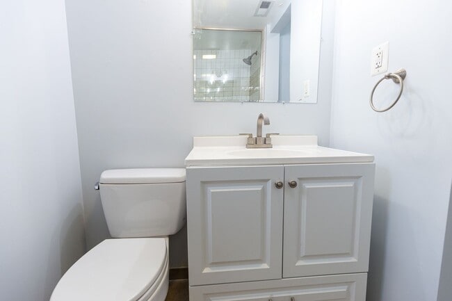 Building Photo - Updated one bed/one bath E Cap Condo, in-unit washer/dryer