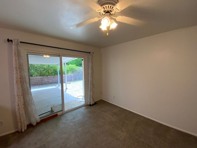 Building Photo - 3 Bedroom Single Story Available Near Coma...