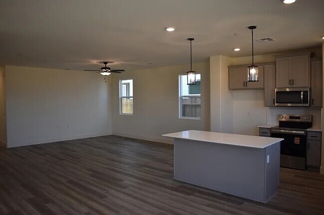 Building Photo - 712 Stephanie Dr