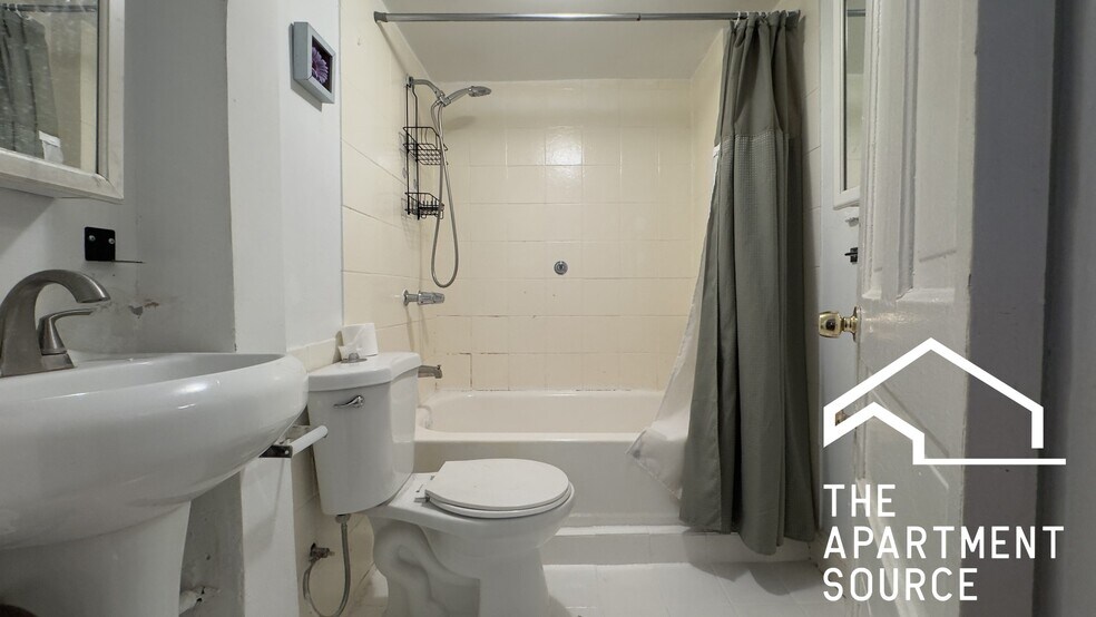 Building Photo - 2642 W Hirsch St