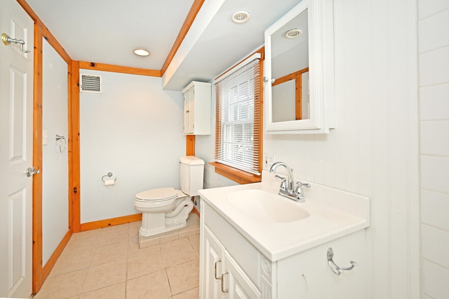 Building Photo - 211 Godwin Ave
