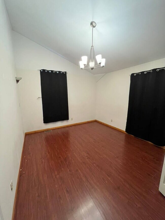 Building Photo - "Spacious 3 Bedroom/2 Bath Home in Florissant!"  Available for Move-In on 8/15/2026