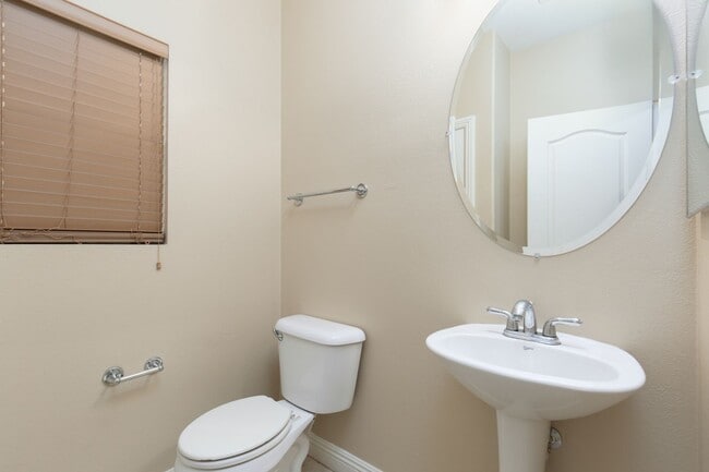 Building Photo - LARGE 3 BED, 2.5 BATH TOWNHOME IN GATED ALIANTE POOL COMMUNITY
