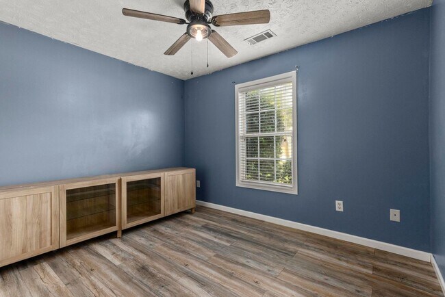 Building Photo - 5 Bedroom House in Auburn - Up to 5 unrela...