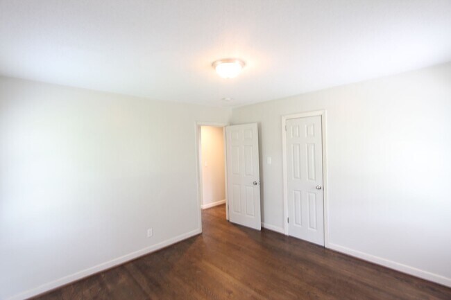 Building Photo - New On The Market! Totally Renovated! Chec...