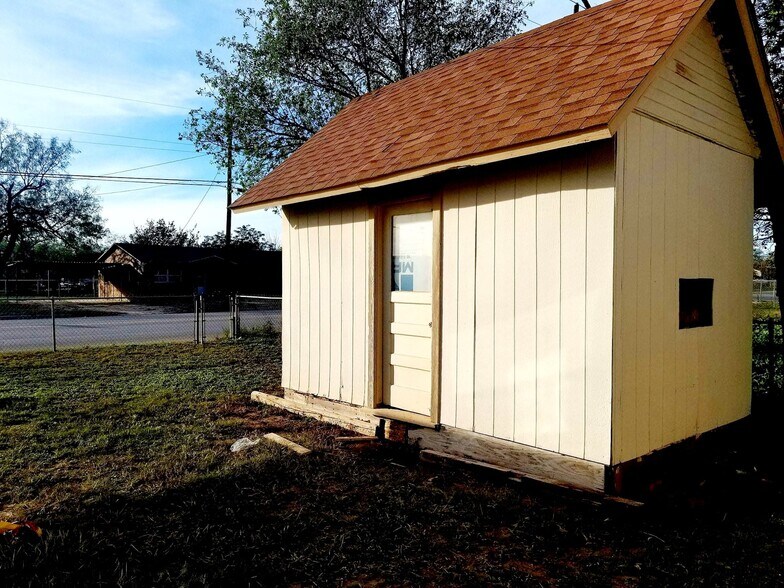 Building Photo - 127 20th Plz