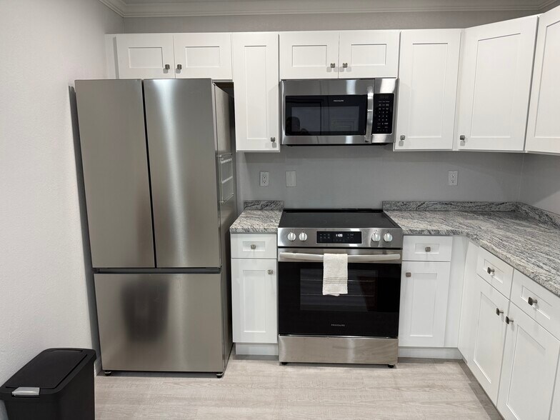 Stainless steel appliances - 324 Clearwater Ave