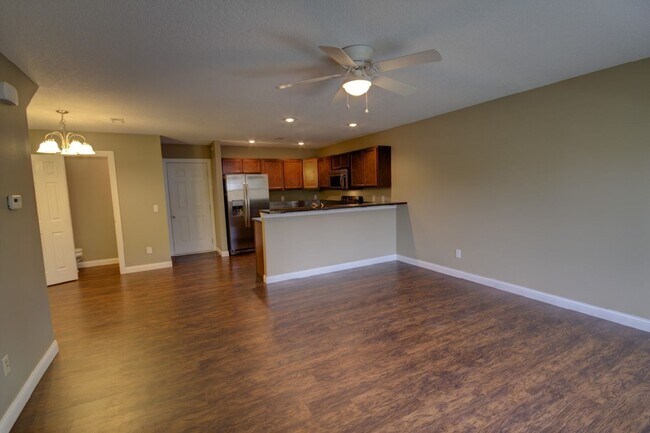 Building Photo - Gorgeous 3 Bedroom Townhome