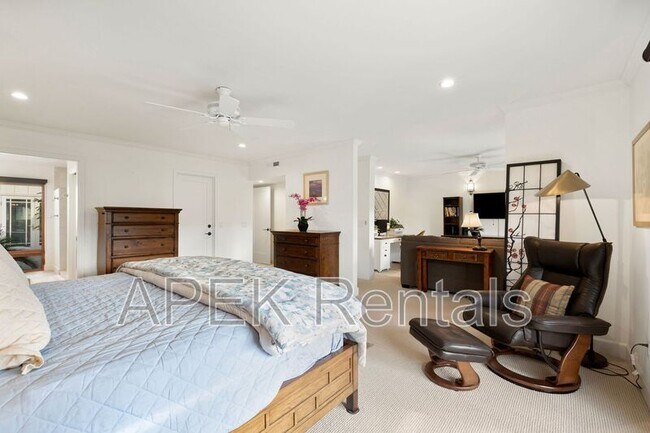 Building Photo - 74939 Vía Lago