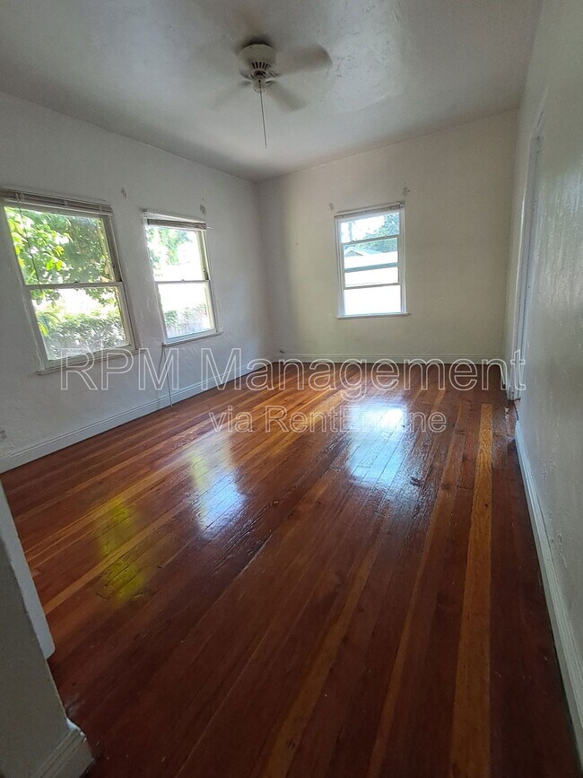 Building Photo - 1201 N Orange Grove Ave