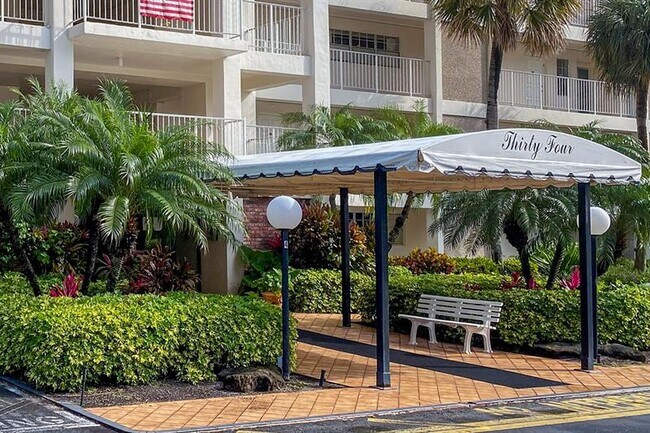Building Photo - 3051 S Palm Aire Dr