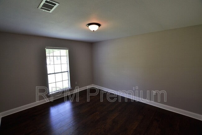 Building Photo - 2530 Chantulane Ave