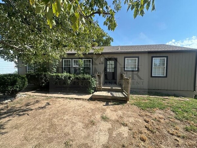 Primary Photo - 613 N Sunset Dr