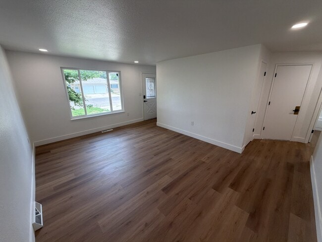 Building Photo - 250 N 11th Ct