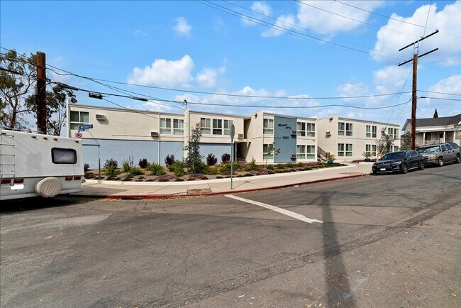 Building Photo - 1401 Mitchell Pl