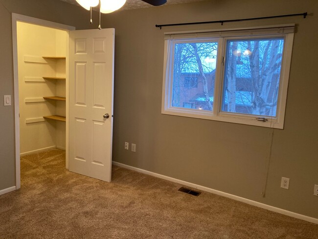 Building Photo - 3 Bedroom, 2.5 Bath Townhouse off Johns Ro...